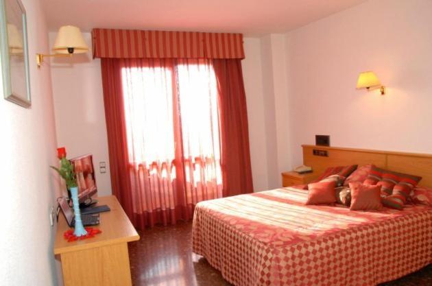 Hotel La Imperial Luceni Habitación foto